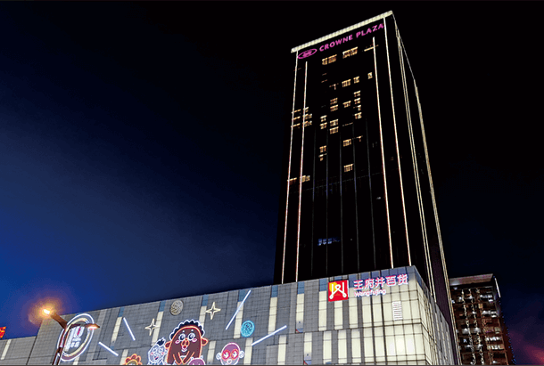 CROWNE PLAZA HOTEL - architectural signage system by ZIGO